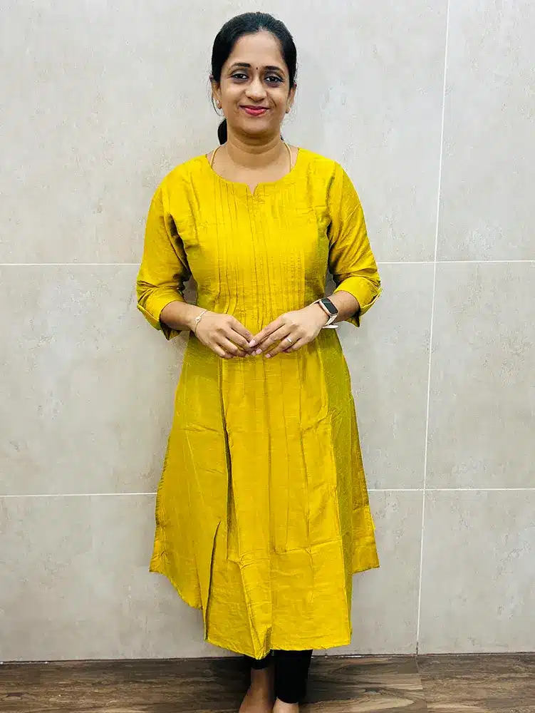 (Yellowish green)Premium silk cotton top (cotton lining) with pintuck pattern on yoke (Relaxed straight cut)
