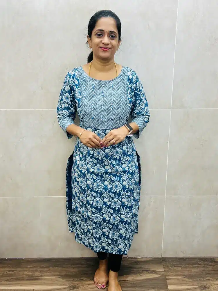 Printed cotton top with mirrorworked yoke(straight cut)