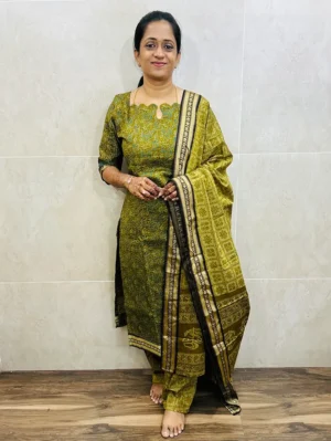 Handblock printed Mangalagiri cotton top (cotton lining) paired with printed Mangalagiri cotton dupatta and cotton bottom (free size)