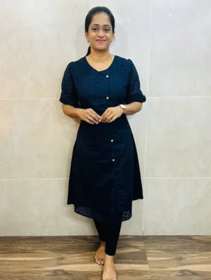 Acoba cotton top (crepe lining) with fancy wooden buttons all over (Aline pattern)