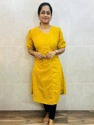 Acoba cotton top (crepe lining) with fancy wooden buttons all over (Aline pattern)