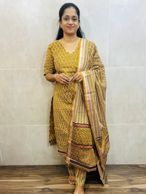 Handblock printed Mangalagiri cotton top (cotton lining) paired with printed Mangalagiri cotton dupatta and cotton bottom (free size)