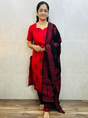 (Disaptch in 15working days)Batik printed cotton top (cotton lining) paired with Batik printed cotton dupatta and cotton bottom (free size)