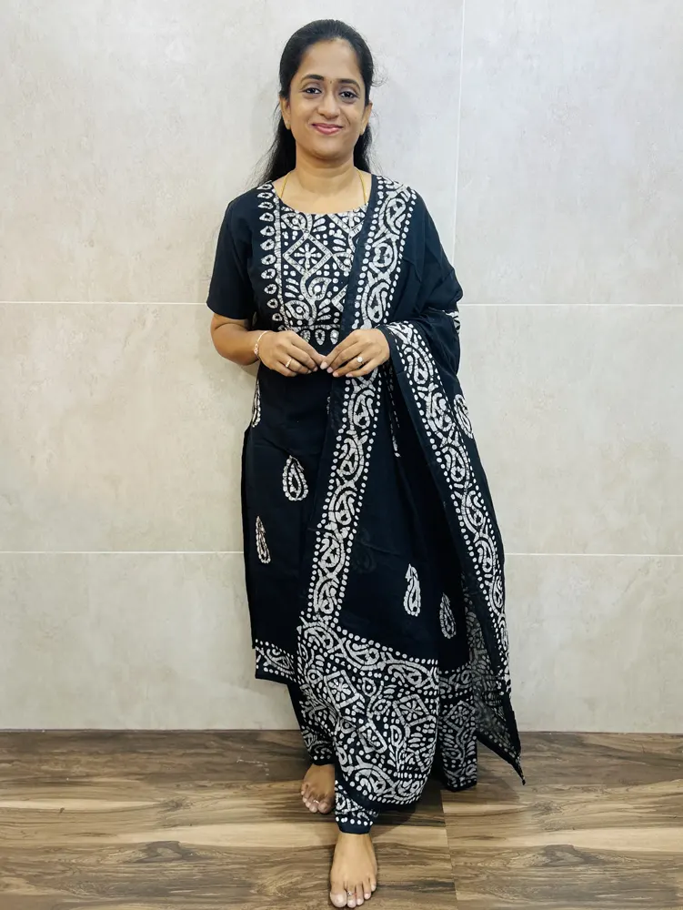 (Black)Batik printed cotton top(cotton lining)paired with printed cotton dupatta and cotton bottom(free size)