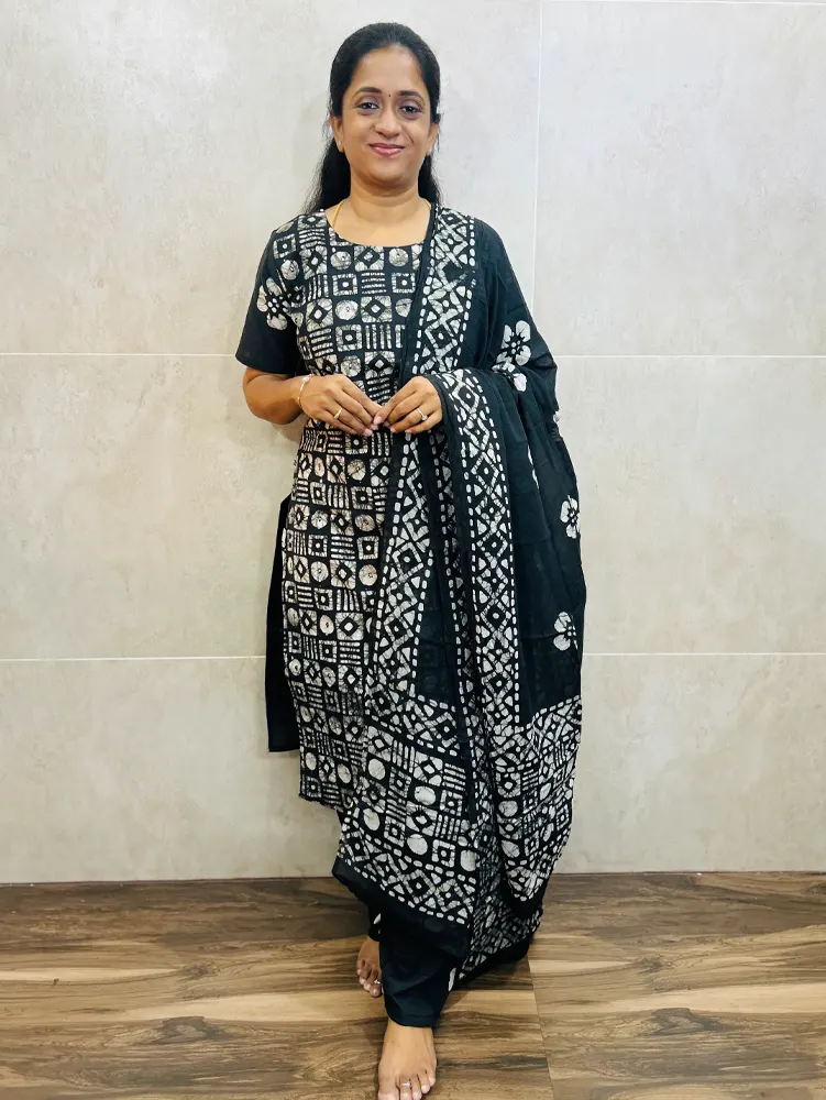 (Black)Batik printed cotton top(cotton lining)paired with printed cotton dupatta and cotton bottom(free size)